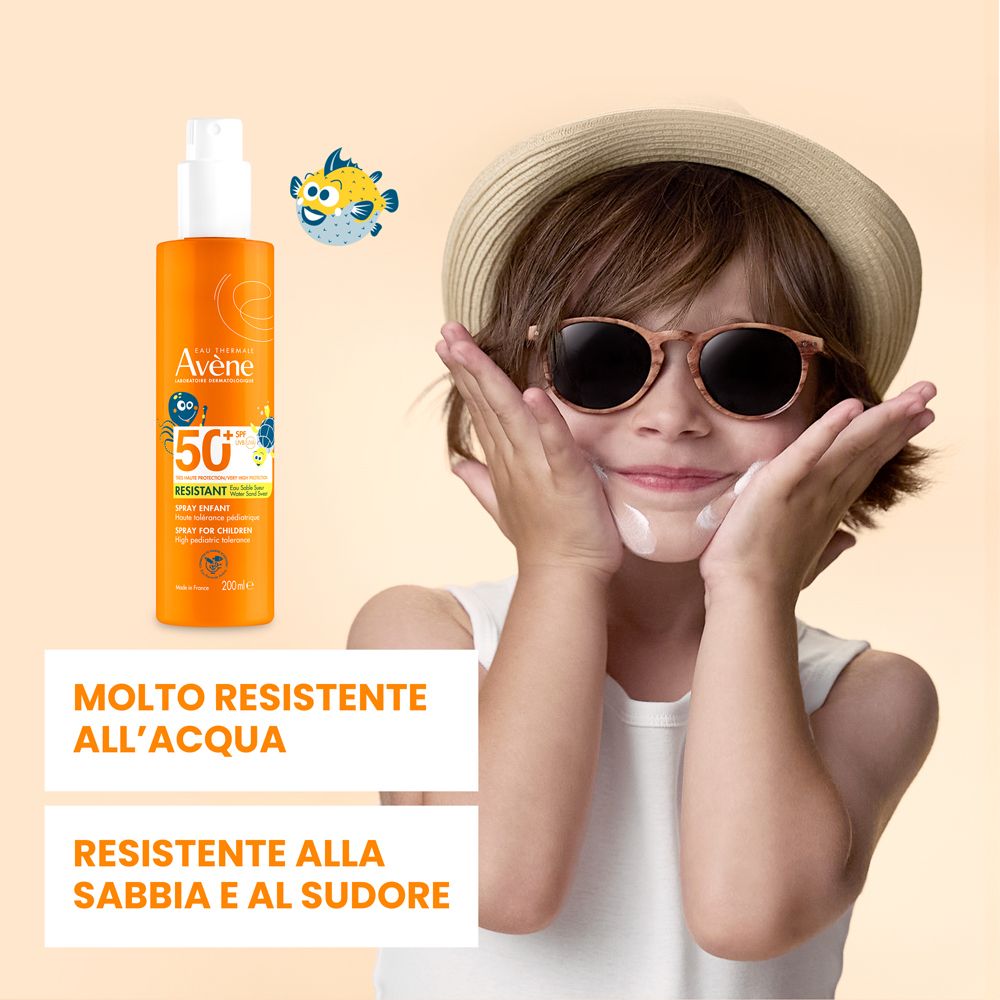 Kind mit Creme im Gesicht. Text: Hohe pädiatrische Verträglichkeit. Dermatologisch und pädiatrisch getestet, ohne Parfüm.