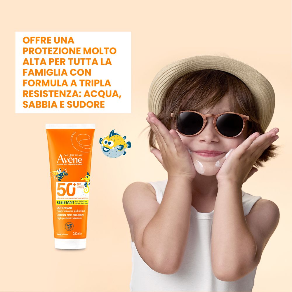 Kind mit Sonnenbrille und Sonnencreme. Produkt neben Kind. Text: protezione molto alta.