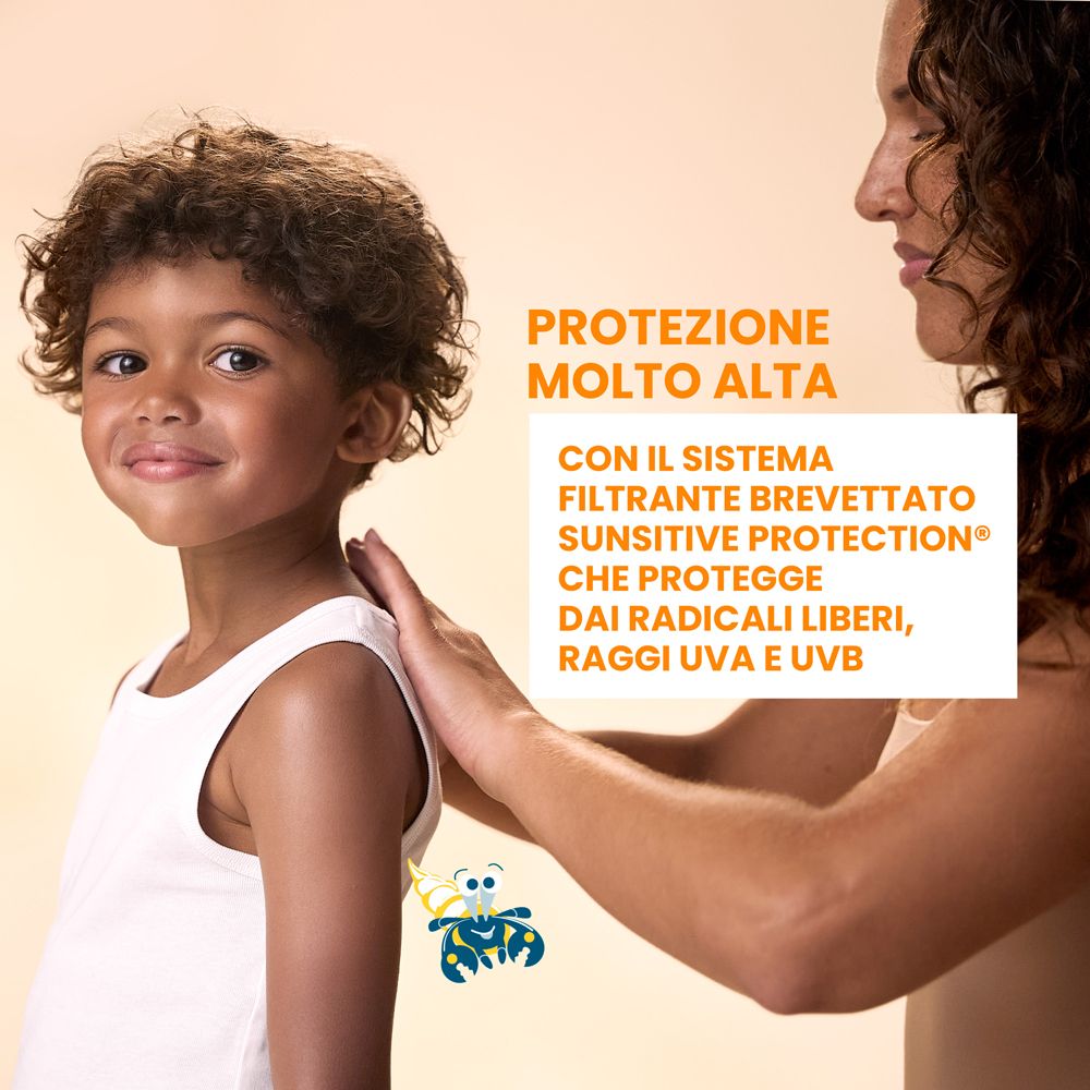 Kind und Frau. Text: Protezione molto alta. Sonnenschutzsystem SunSitive Protection.