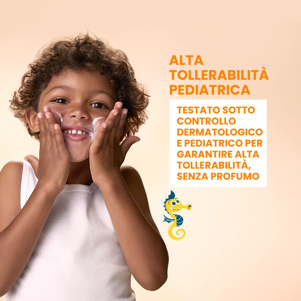 Kind mit Creme im Gesicht. Text: Alta tollerabilità pediatrica. Dermatologisch getestet.