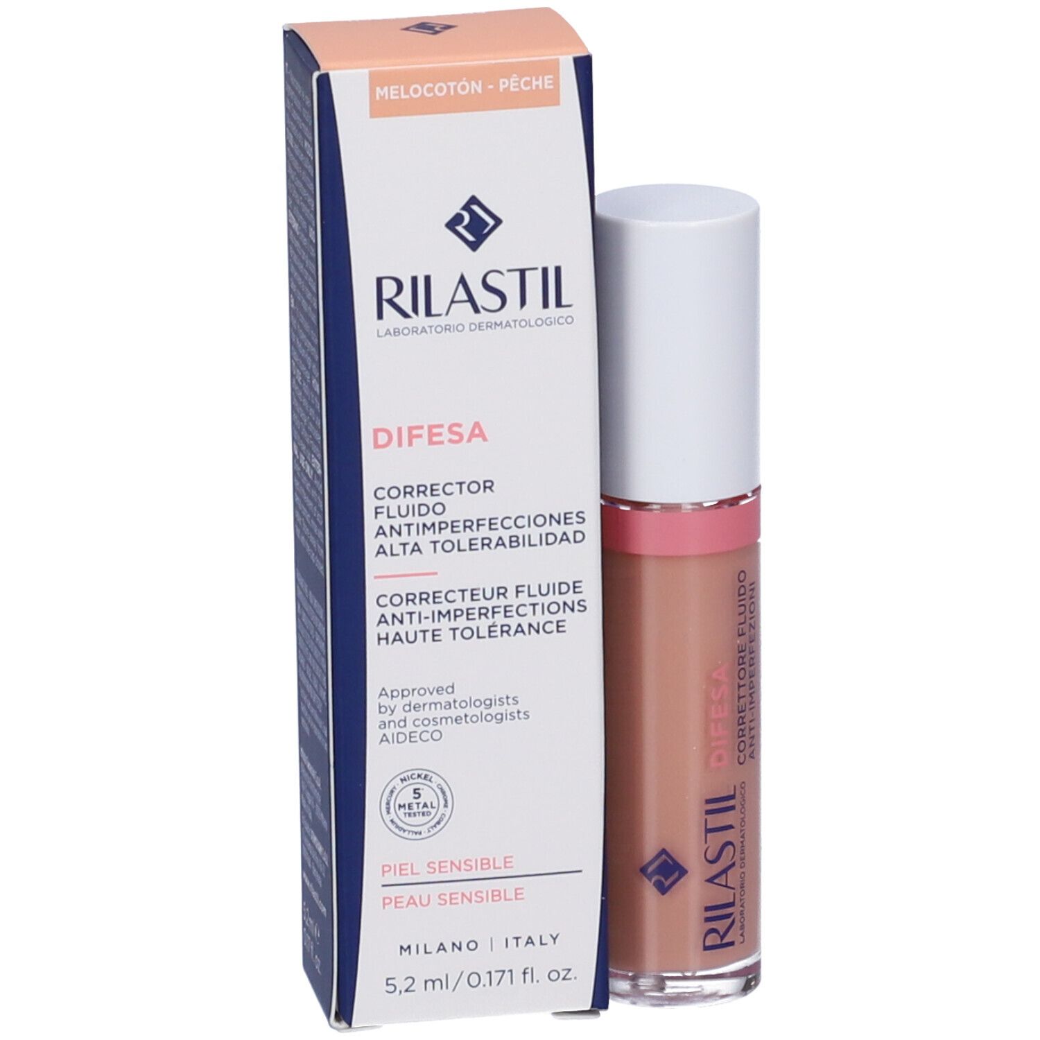 Rilastil Difesa Correttore Fluido Anti Imperfezioni. Peach-farbener Concealer und Verpackung. Text: Difesa, Corrector Fluido.