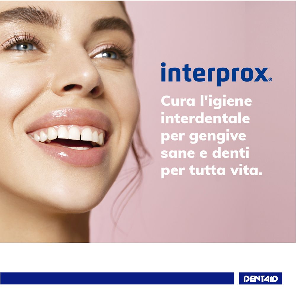 Primo piano di un viso sorridente, con enfasi su denti e gengive sane. Testo: interprox.