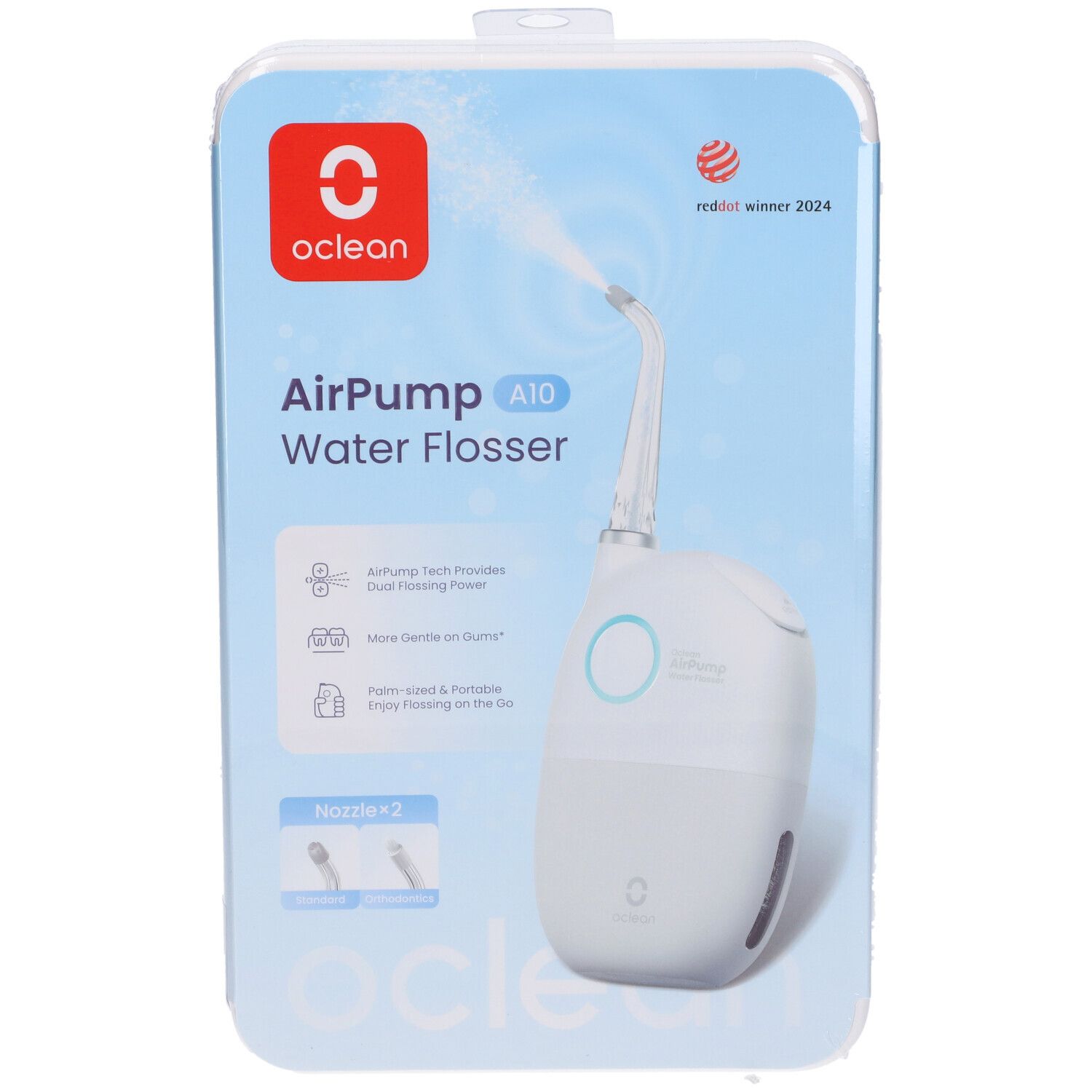 Oclean AirPump A10 Munddusche in Verpackung. Weißes Gerät mit Düse, blaue Akzente. Roter Red Dot Winner 2024 Aufkleber. Oclean Logo.