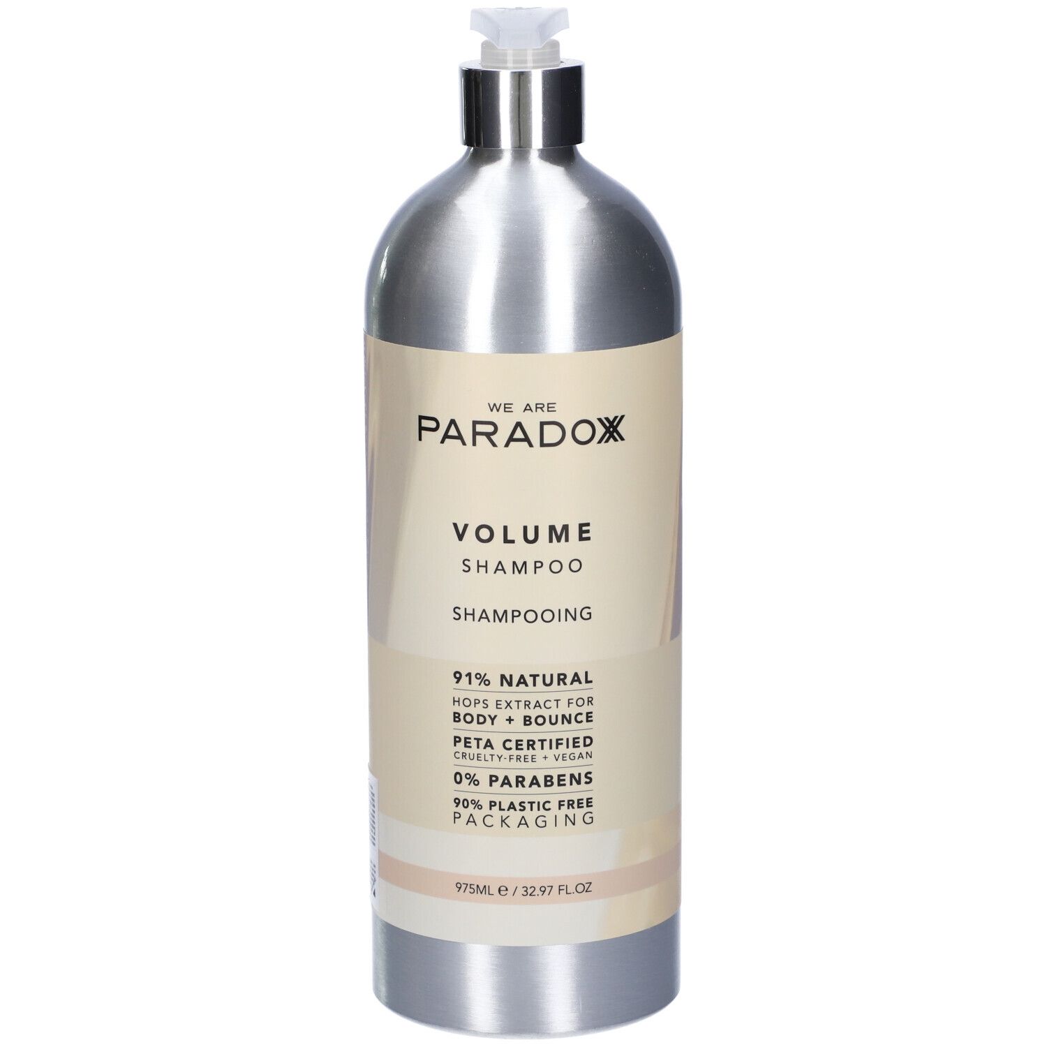 Flacone di shampoo argento con dosatore. Scritta: We Are Paradox Volume Shampoo. Contiene il 91% di ingredienti naturali, certificato PETA.