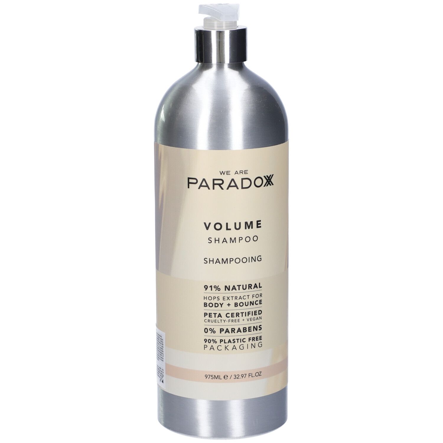 Flacone di shampoo argento con dosatore. Scritta: We Are Paradox Volume Shampoo. Contiene il 91% di ingredienti naturali, certificato PETA.