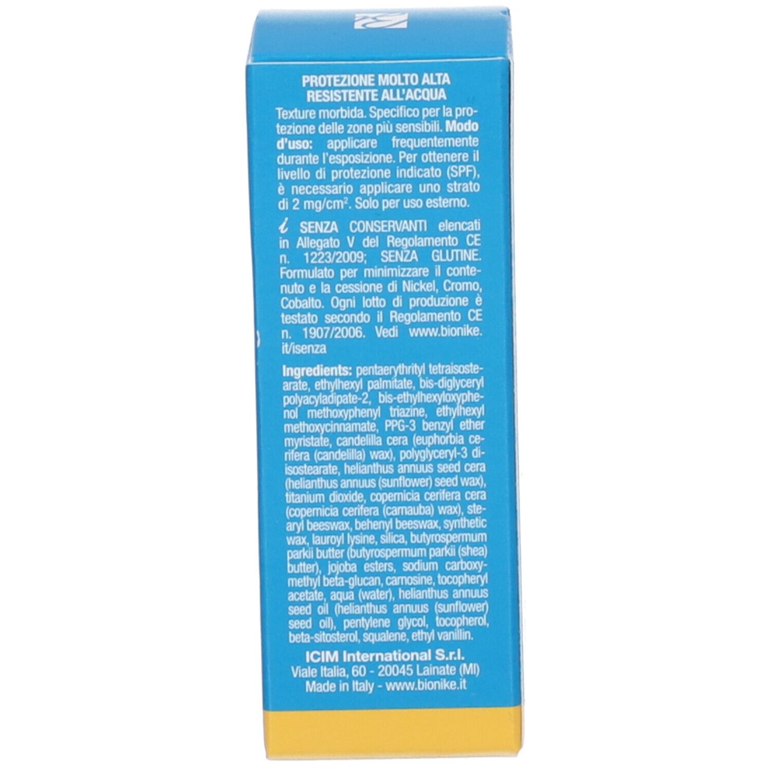 Blaue Verpackung, Text: Inhaltsstoffe und Anwendungshinweise. Enthält Informationen über die Marke und Inhaltsstoffe.