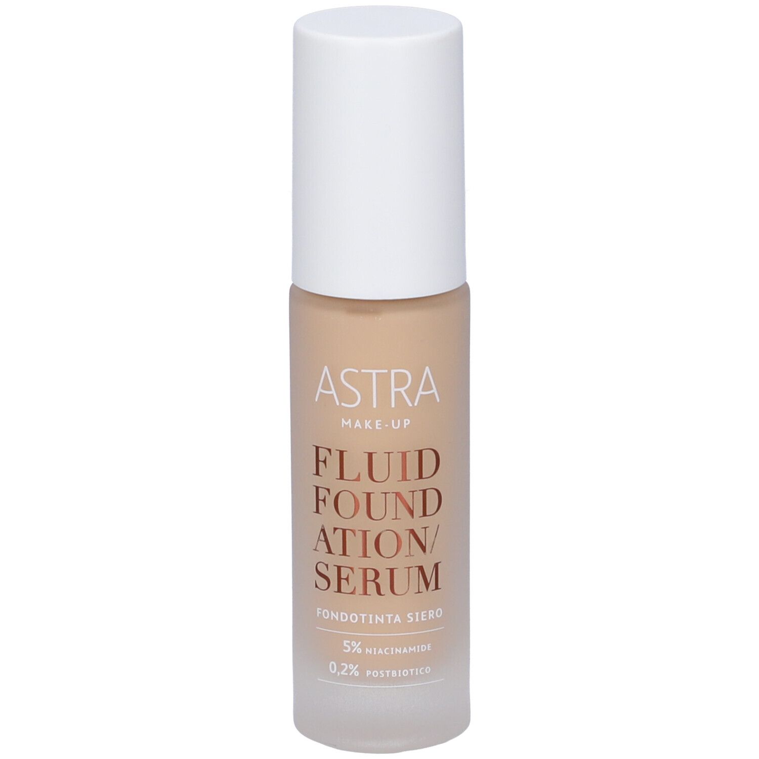 Flacone siero fondotinta beige con tappo bianco. Scritta: ASTRA MAKE UP, FLUID FOUNDATION/SERUM, 5% Niacinamide, 0,2% Postbiotico.