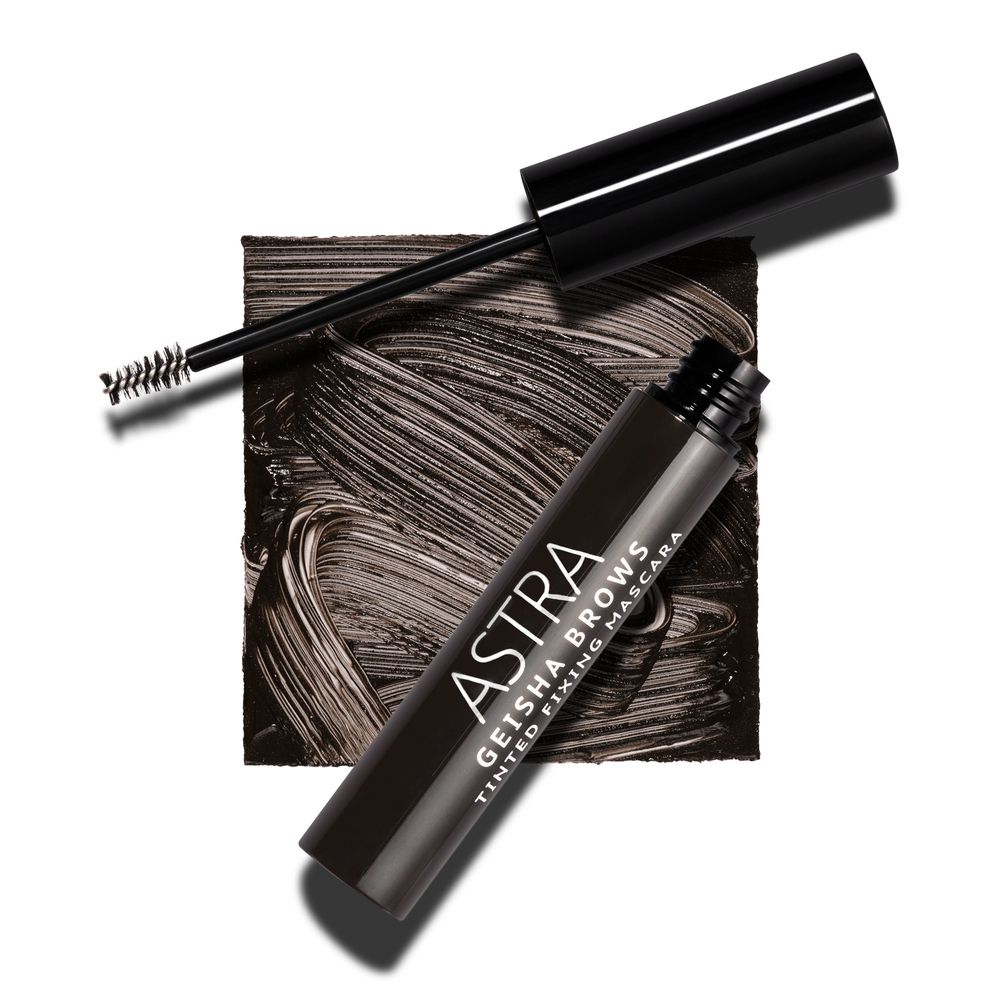 Tubo e spazzola di mascara su sfondo marrone. Testo: ASTRA Geisha Brows Tinted Fixing Mascara.
