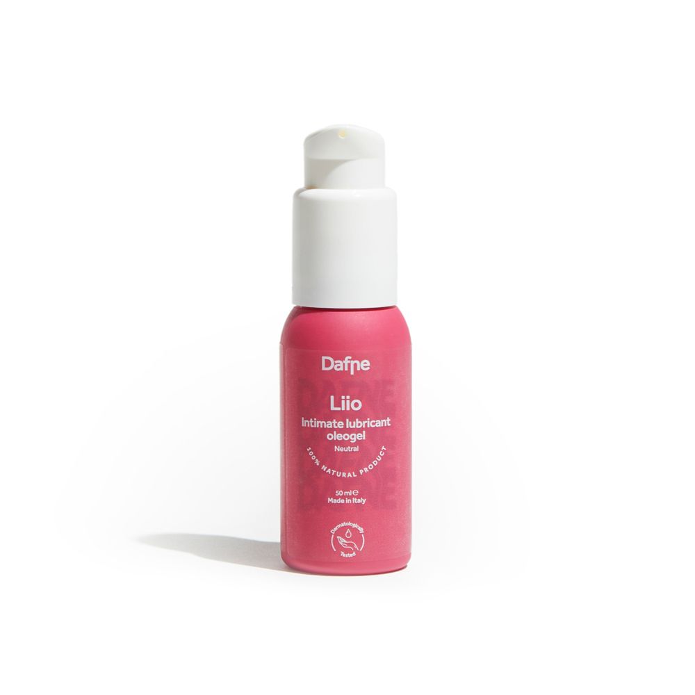 Flacone rosa con dispenser bianco. Scritta: Dafne Lio, Intimate lubricant oleogel, 100% Natural Product.