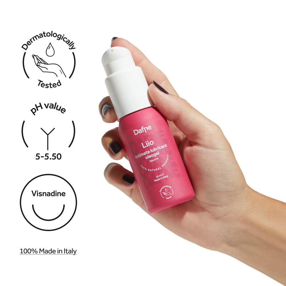 Mano che tiene flacone rosa con dispenser bianco. Loghi: Dermatologicamente testato, pH 5-5.50, Visnadine, 100% Made in Italy.