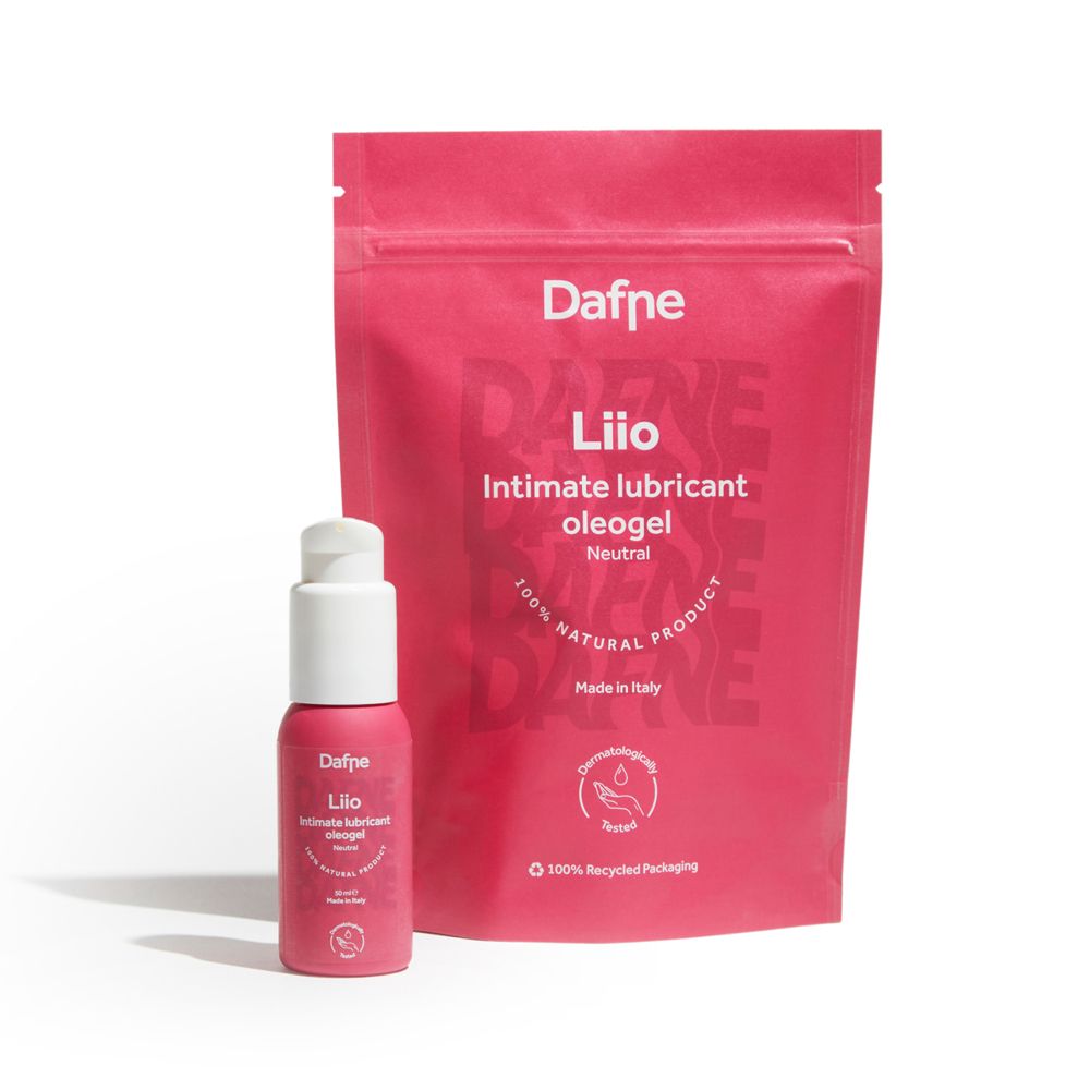 Flacone e busta rosa. Scritta: Dafne Lio, Intimate lubricant oleogel, 100% Natural Product, Made in Italy.