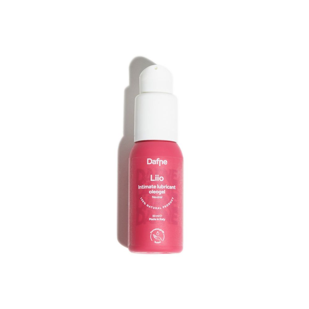 Flacone rosa con dispenser bianco. Scritta: Dafne Lio, Intimate lubricant oleogel, 100% Natural Product, Made in Italy.