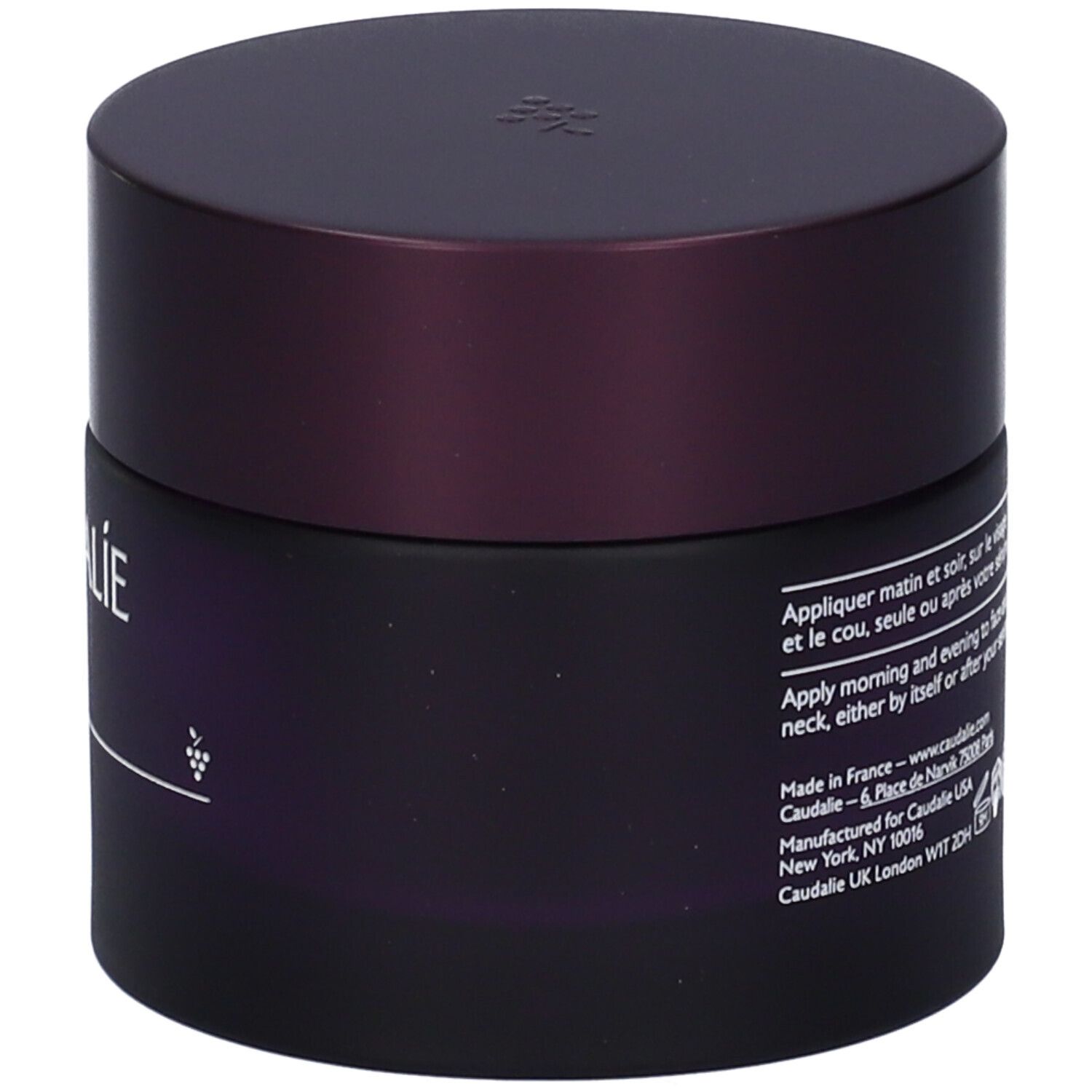 Dunkelviolettes Tiegel mit Deckel. Aufschrift: CAUDALIE PARIS. Trauben-Symbol. Text in mehreren Sprachen.