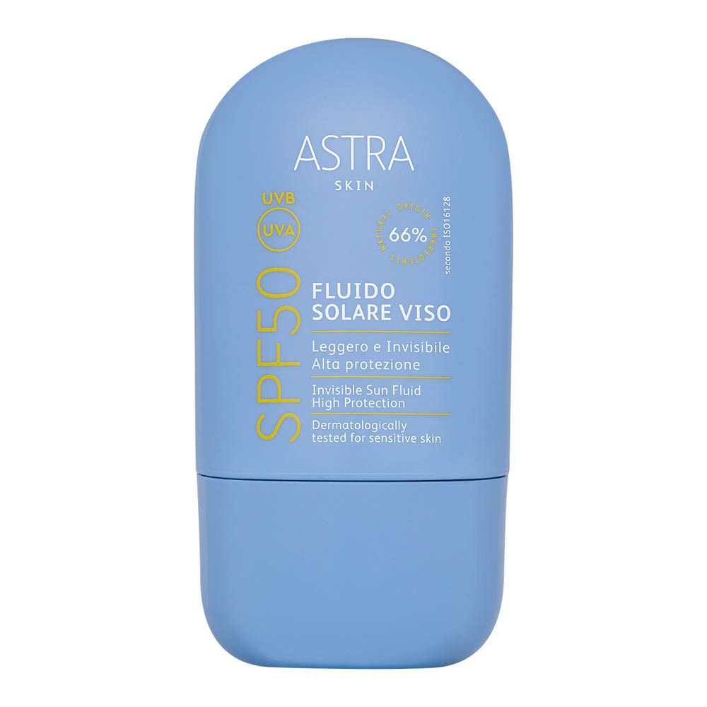 Flacone azzurro con scritta SPF50 gialla. Scritta: ASTRA SKIN, FLUIDO SOLARE VISO, 66%. Dermatologicamente testato.