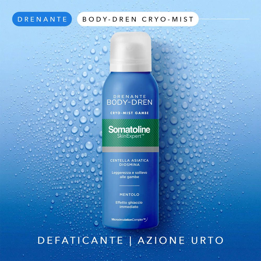 Blaue Sprühflasche Somatoline Body-Dren Cryo-Mist mit weißem Verschluss auf blauem Hintergrund mit Wassertropfen.