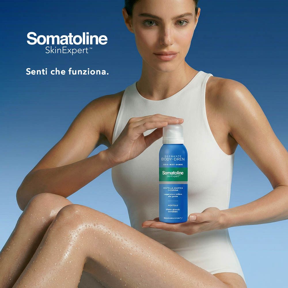 Frau hält Somatoline Body-Dren Cryo-Mist und hält ihn gegen ihre Beine, "Senti che funziona" ist beschriftet.