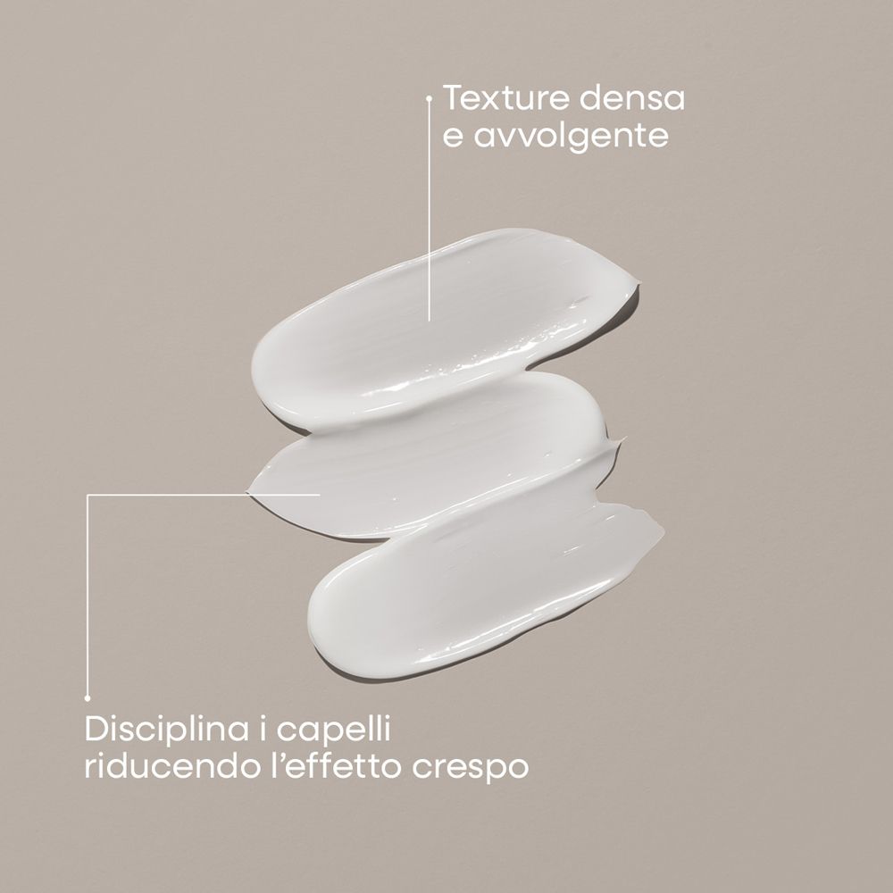 Tre campioni di crema bianca su sfondo neutro. Un campione mostra una texture densa e avvolgente.