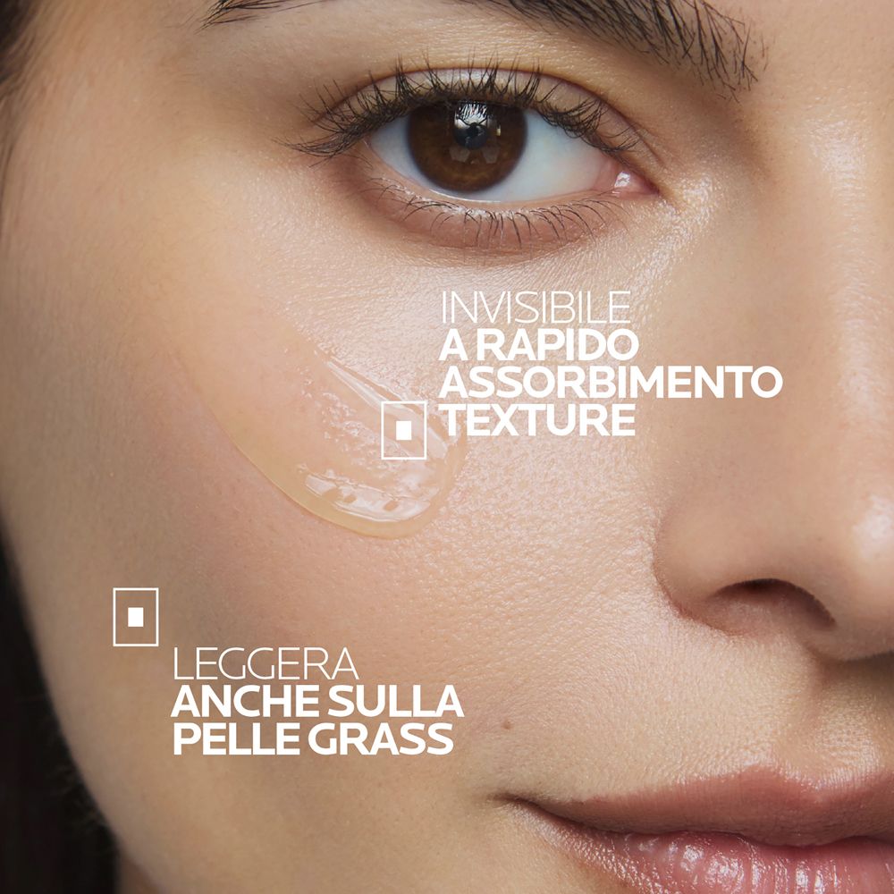 Haut mit aufgetragener gelber Creme, La Roche-Posay Vitamin C+ Multi-Dose.
