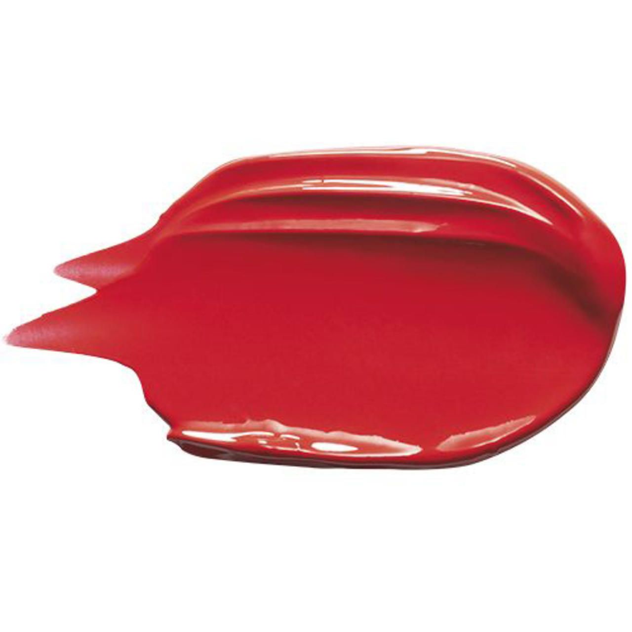 Roter Lippenstift-Abstrich auf weißem Hintergrund. Glänzende Textur.
