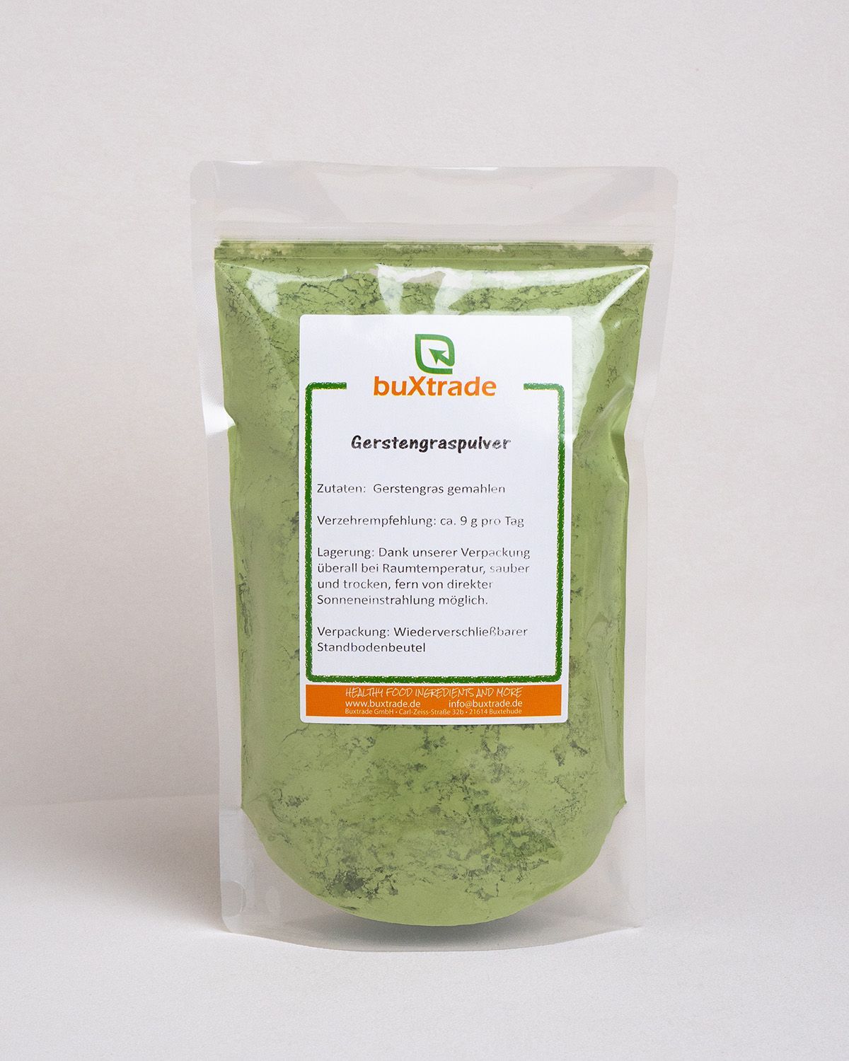 Beutel mit buXtrade Gerstengraspulver. Weißer Beutel mit Etikett. Text: Gerstengraspulver, Logo, Inhaltsangaben.