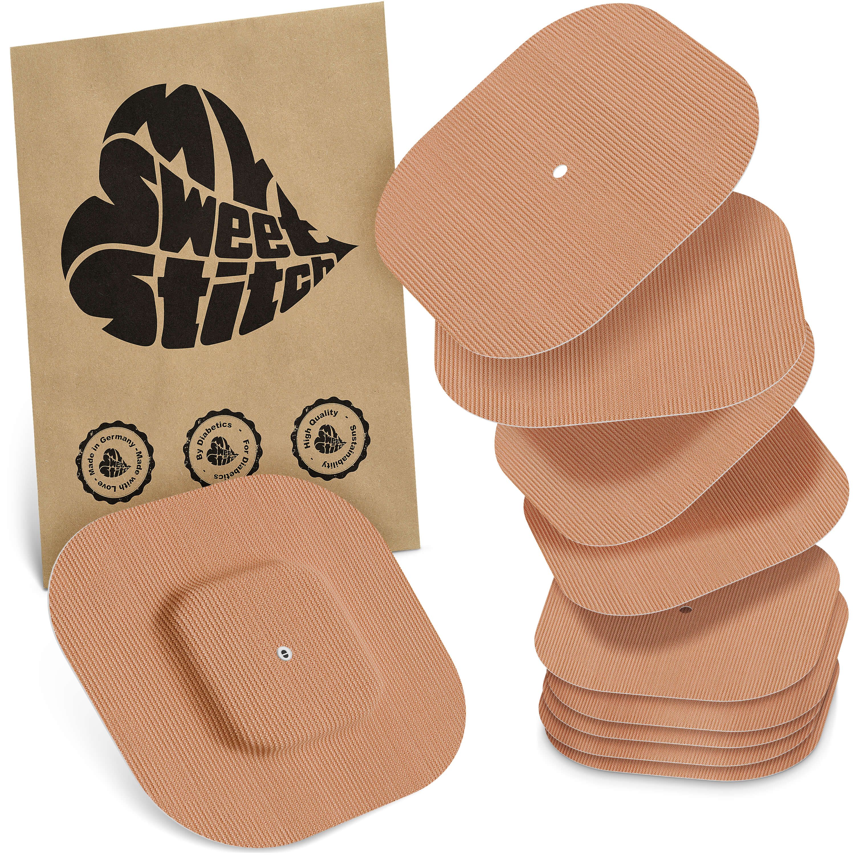 Beige quadratische Pflaster mit abgerundeten Ecken. Braune Papiertüte mit Logo und Qualitätssiegeln. Stapel von Pflastern.