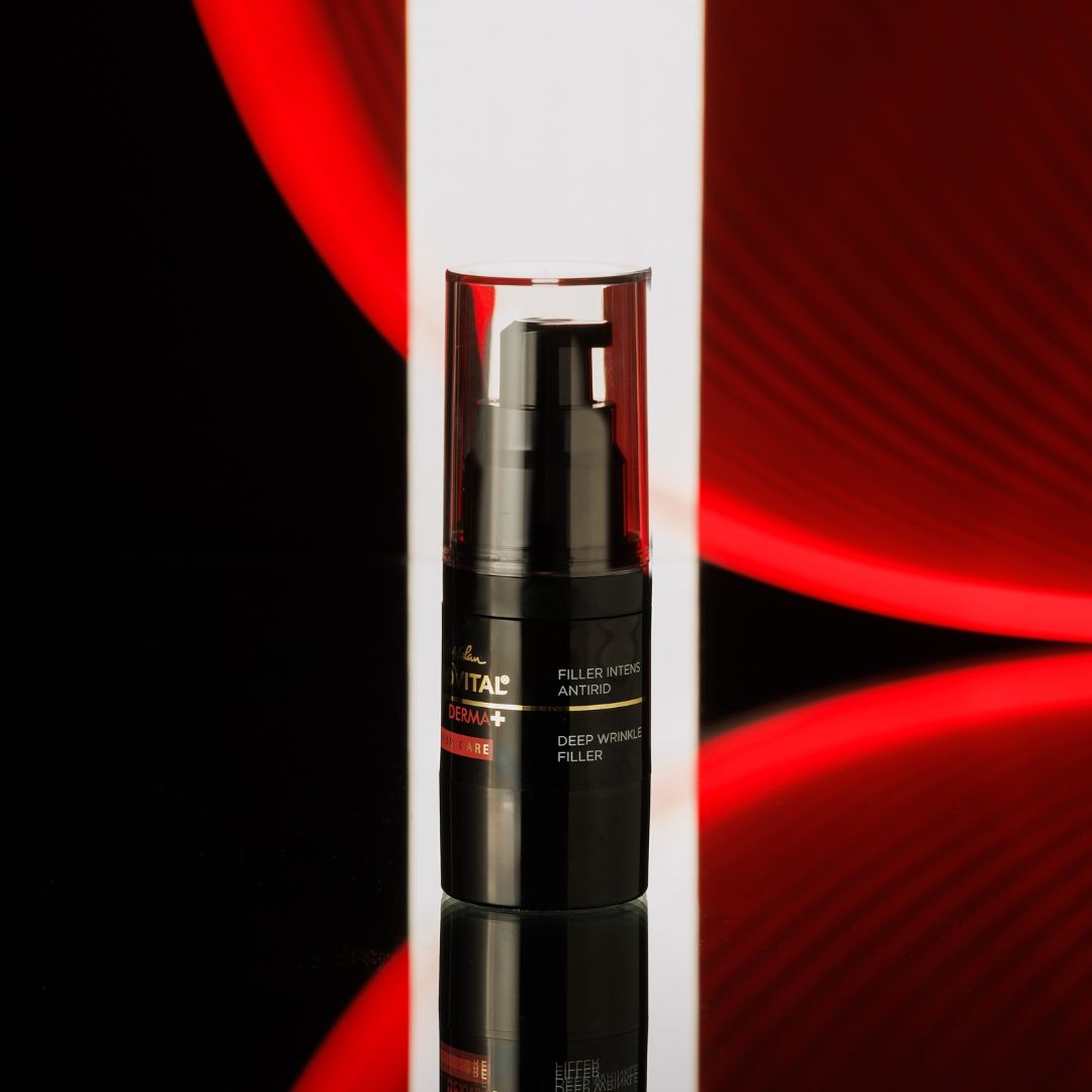 Schwarze Flasche mit Sprühkopf und durchsichtiger Kappe. Produktbezeichnung: Gerovital Derma+ Premium Care. Text: Filler Intens Antirid.