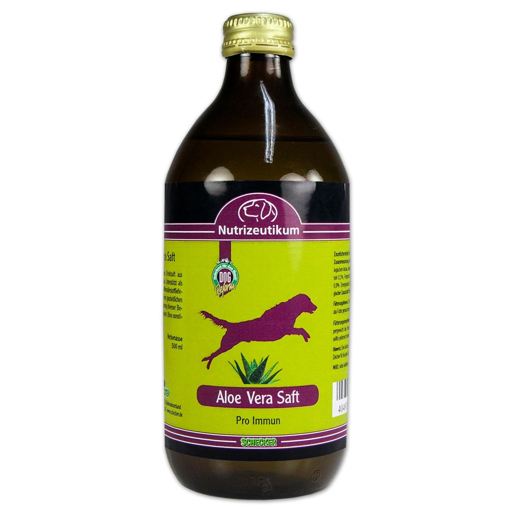 Braune Glasflasche mit goldfarbenem Verschluss. Etikett mit Logo, Text und Abbildung eines Hundes. Aufschrift: Aloe Vera Saft.