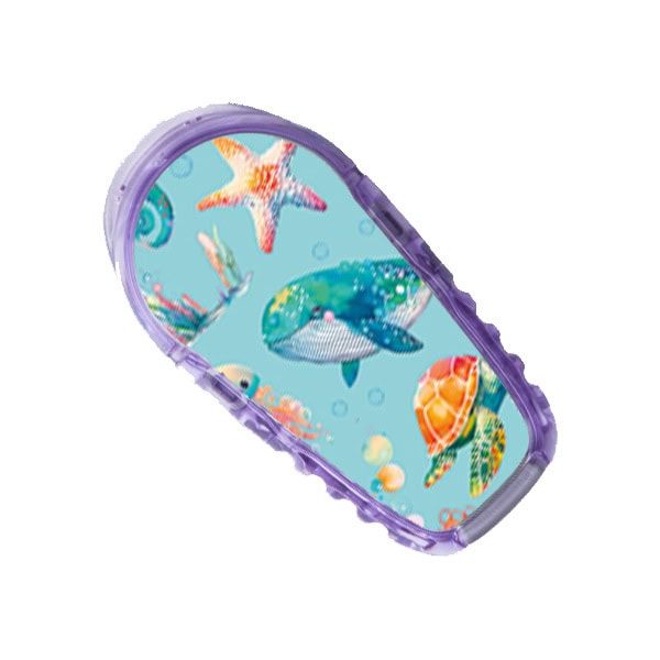 Medizinisches Gerät mit Meerestier-Design. Das Gerät hat eine transparente, violette Umrandung und zeigt einen Wal, eine Schildkröte und Seesterne.