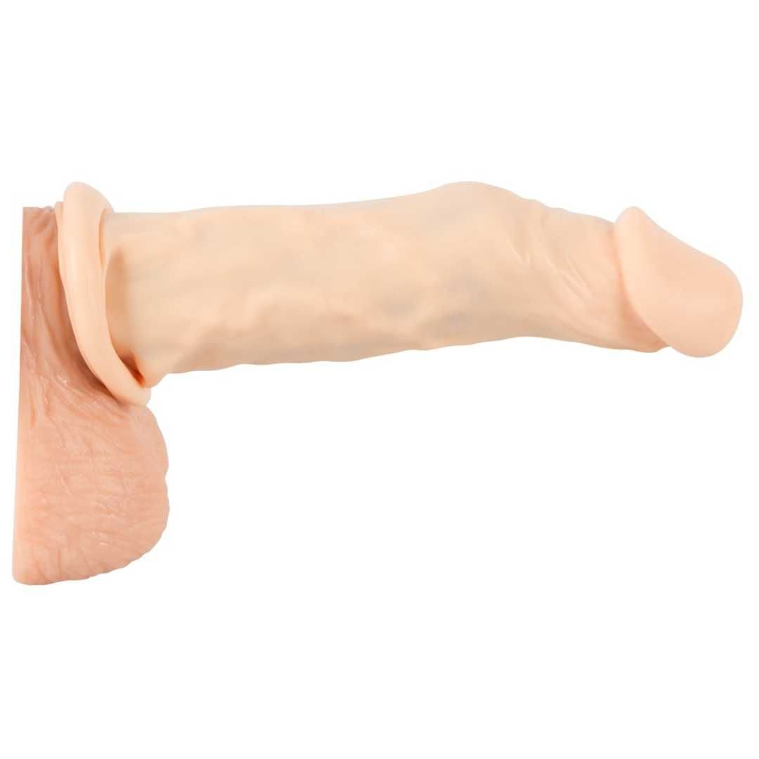 Beige Silikon-Penishülle. Geformt wie ein Penis, mit einer Manschette am Ansatz.