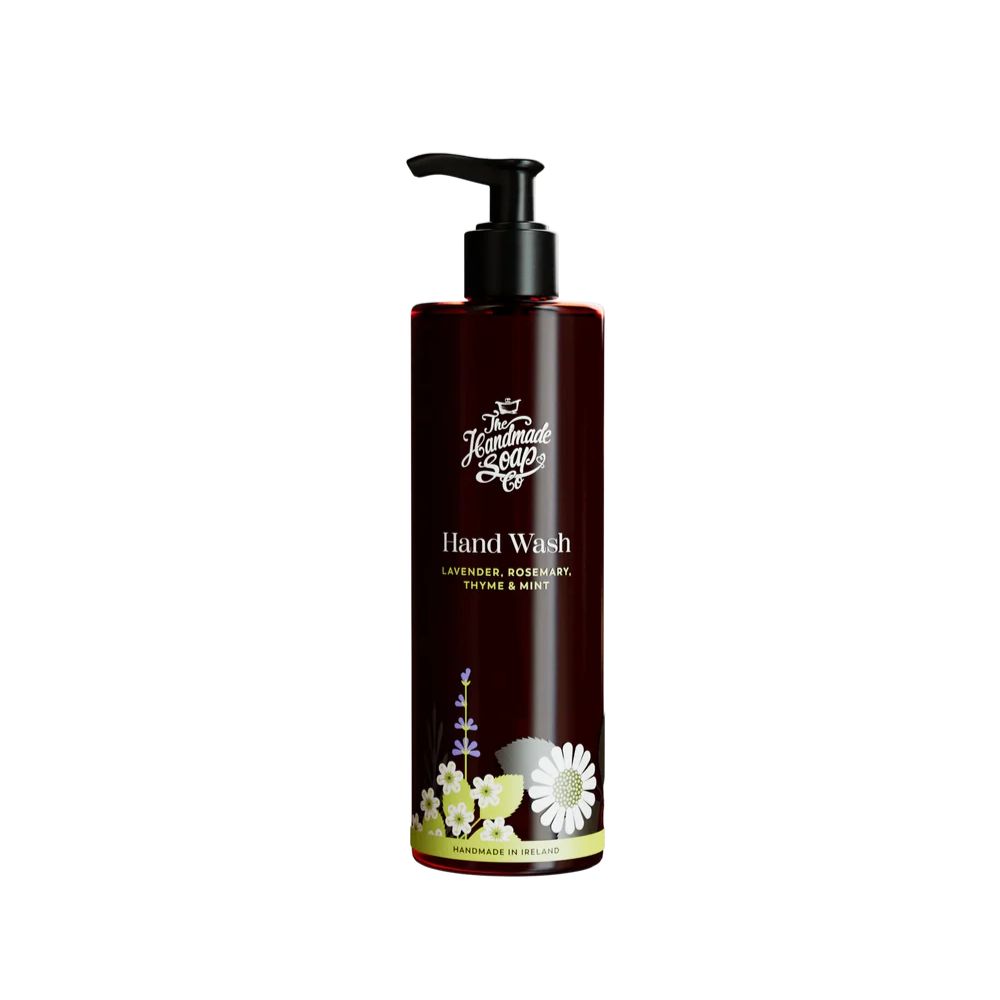 Braune Handseife-Flasche mit schwarzem Pumpkopf. Aufschrift: Hand Wash, Lavendel, Rosmarin, Thymian & Minze. Mit floralem Dekor.