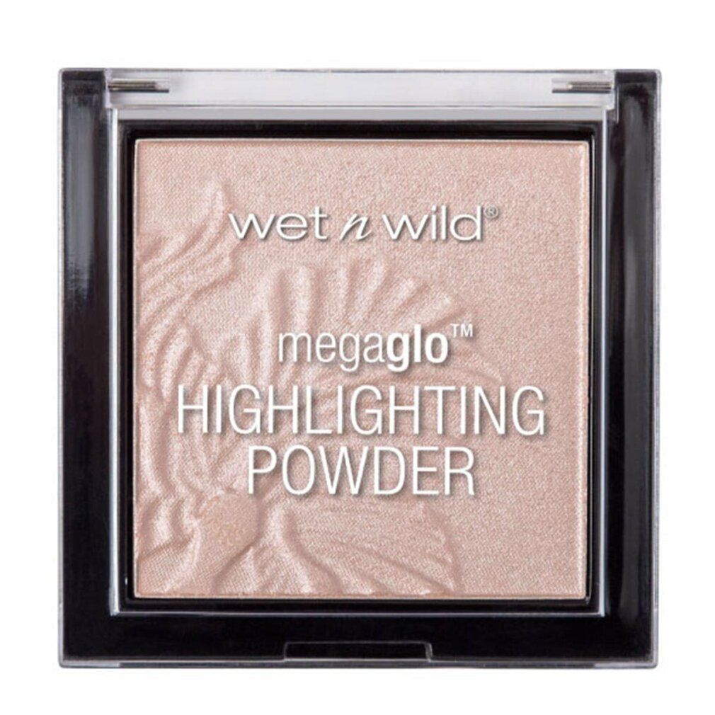Quadratischer Highlighter-Puder in einer schwarzen Verpackung. Der Puder ist hellrosa und hat eine geprägte Oberfläche. Der Markenname ist deutlich sichtbar.