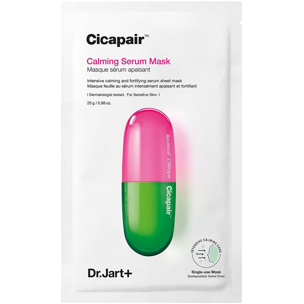Verpackung der Dr.Jart+ Cicapair Maske. Weißes Sachet mit rosa-grünem Kapsel-Design. Produktname und Logo sichtbar.