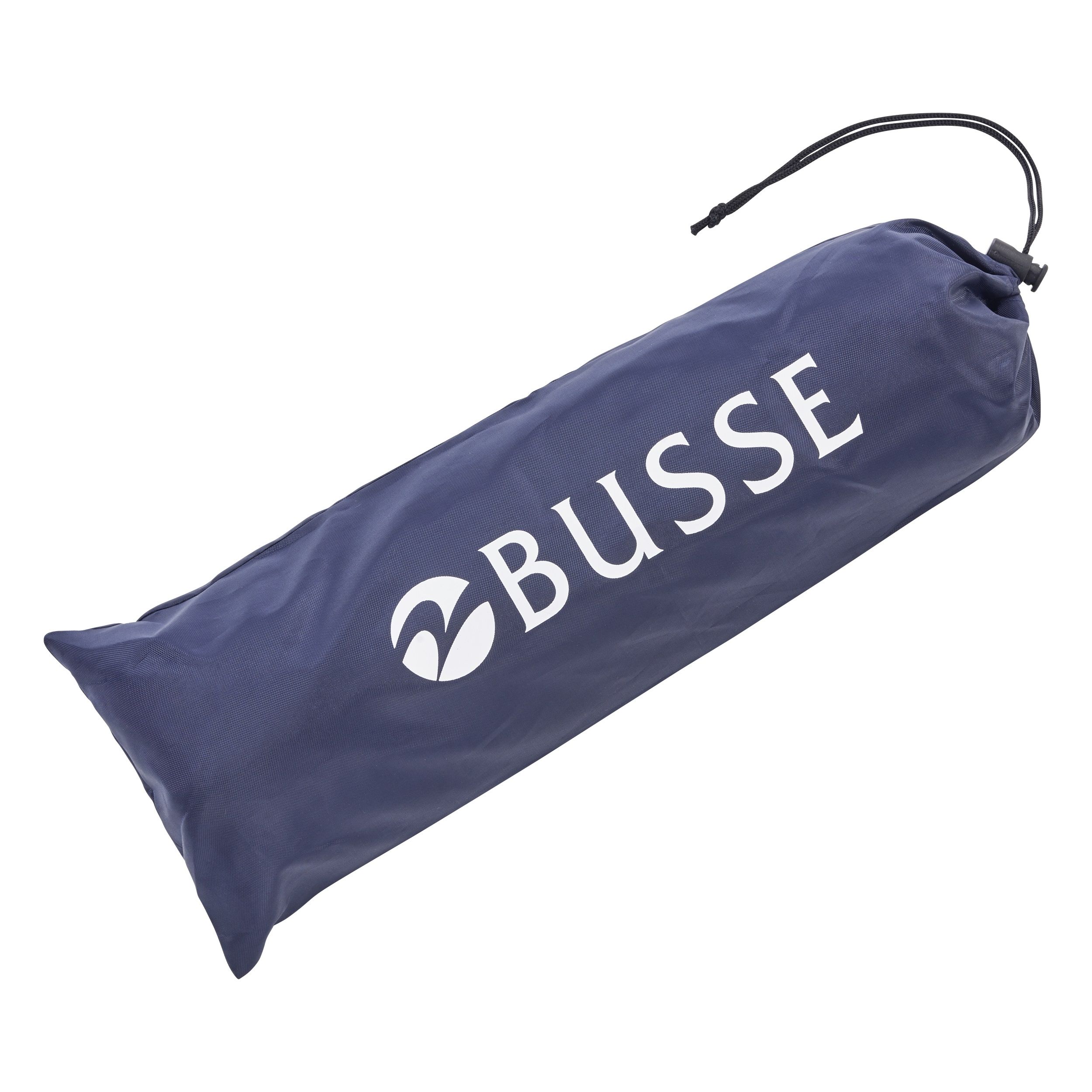 Blaue Tasche mit weißem BUSSE-Logo. Kordelzugverschluss. Schräg liegend.