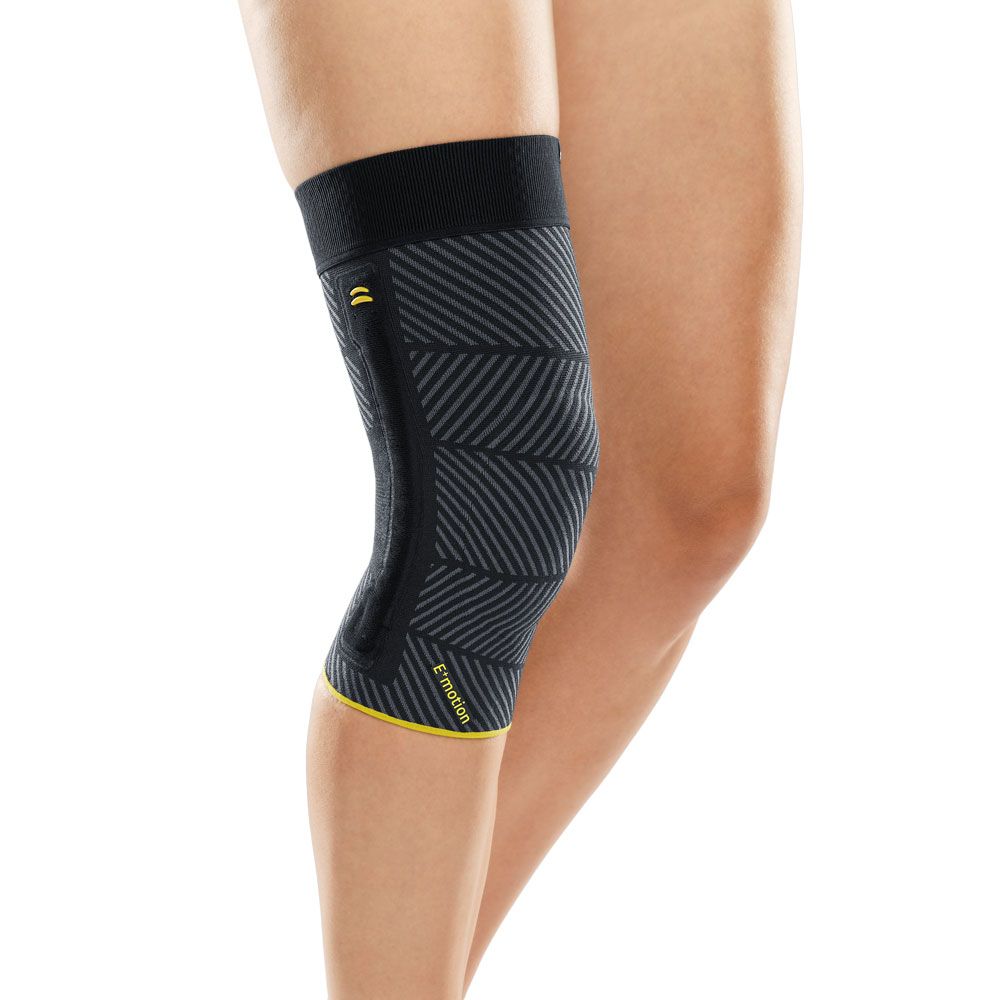 Kniebandage mit anatomischem Strickmuster und seitlichem Stabilisierungsstab. Gelbe Akzente am unteren Rand.