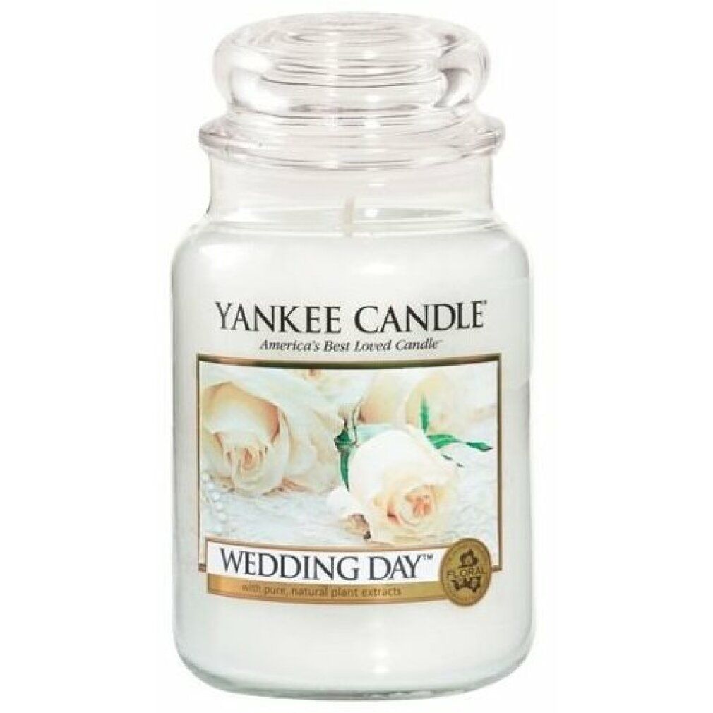 Kerze im Glas mit Deckel. Aufschrift: Yankee Candle Wedding Day. Etikett mit Rosenmotiv.