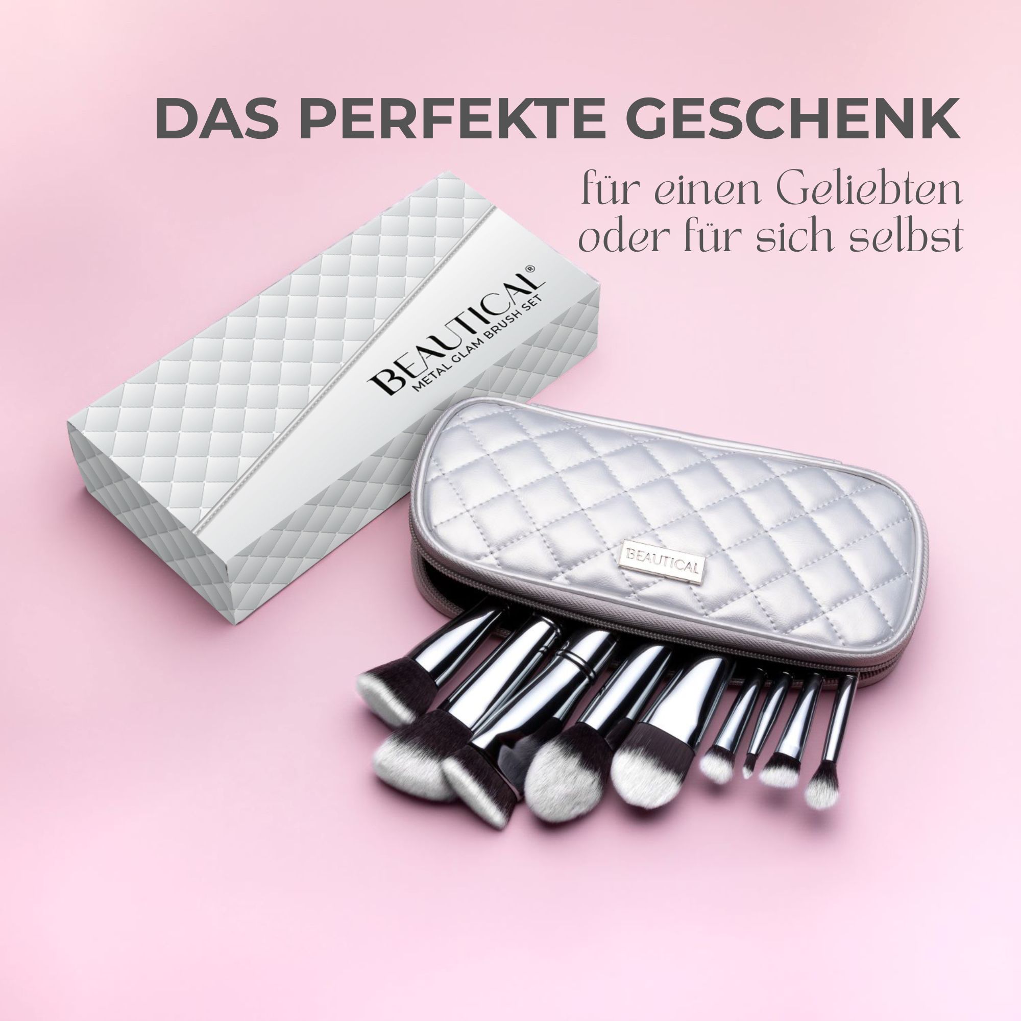 Pinselset mit silbernen Griffen und Etui. Die Marke BEAUTICAL ist sichtbar. Auf rosa Hintergrund.