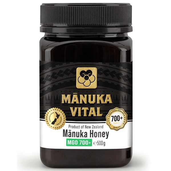 Braunes Glas mit schwarzem Deckel. Text: MĀNUKA VITAL, MGO 700+, Manuka Honig, Produkt aus Neuseeland. Goldene Auszeichnung.