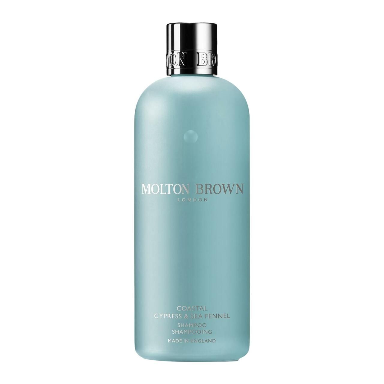 Hellblaue Shampoo-Flasche mit silbernem Deckel. Aufschrift: Molton Brown, Coastal Cypress & Sea Fennel Shampoo. Hergestellt in England.