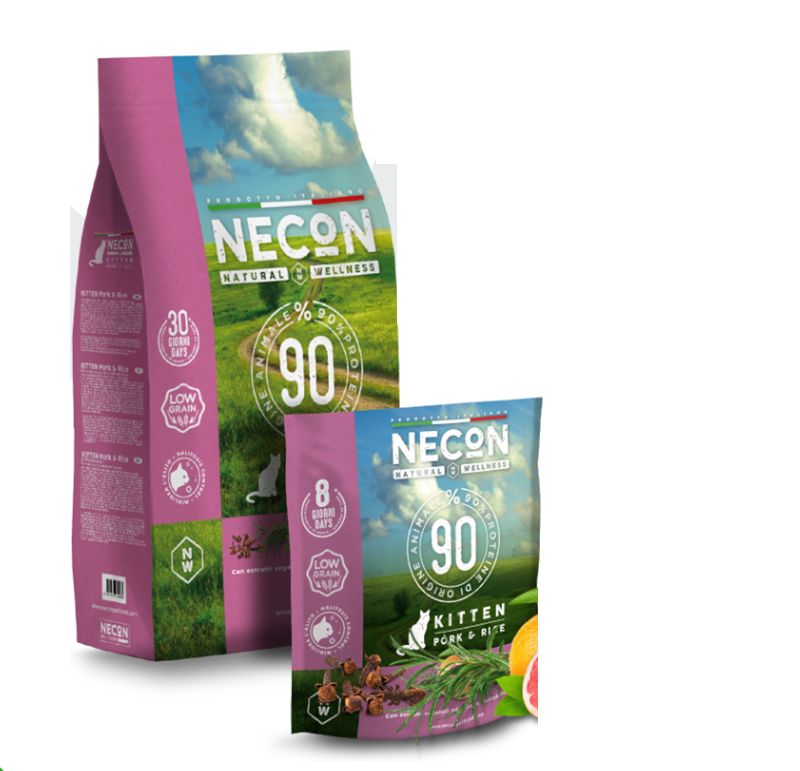 Zwei Beutel Necon-Katzenfutter. Aufschrift: 90% tierisches Protein, Kitten Pork & Rice. Rosa und grüne Verpackung.