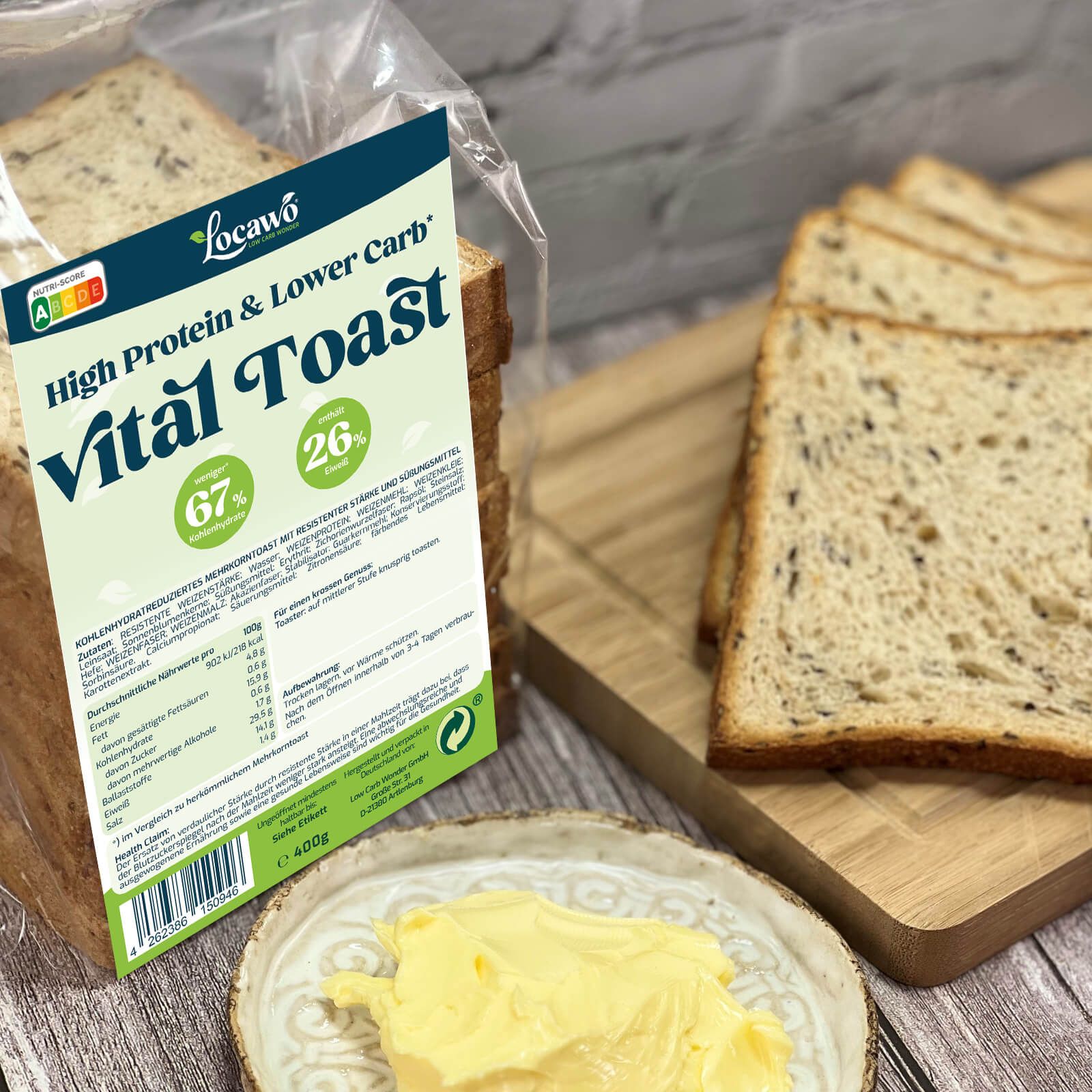 Locawo Vital Toast, teilweise verpackt, neben Holzbrett mit Toastscheiben. Butter auf Teller. Aufschrift: High Protein & Lower Carb.
