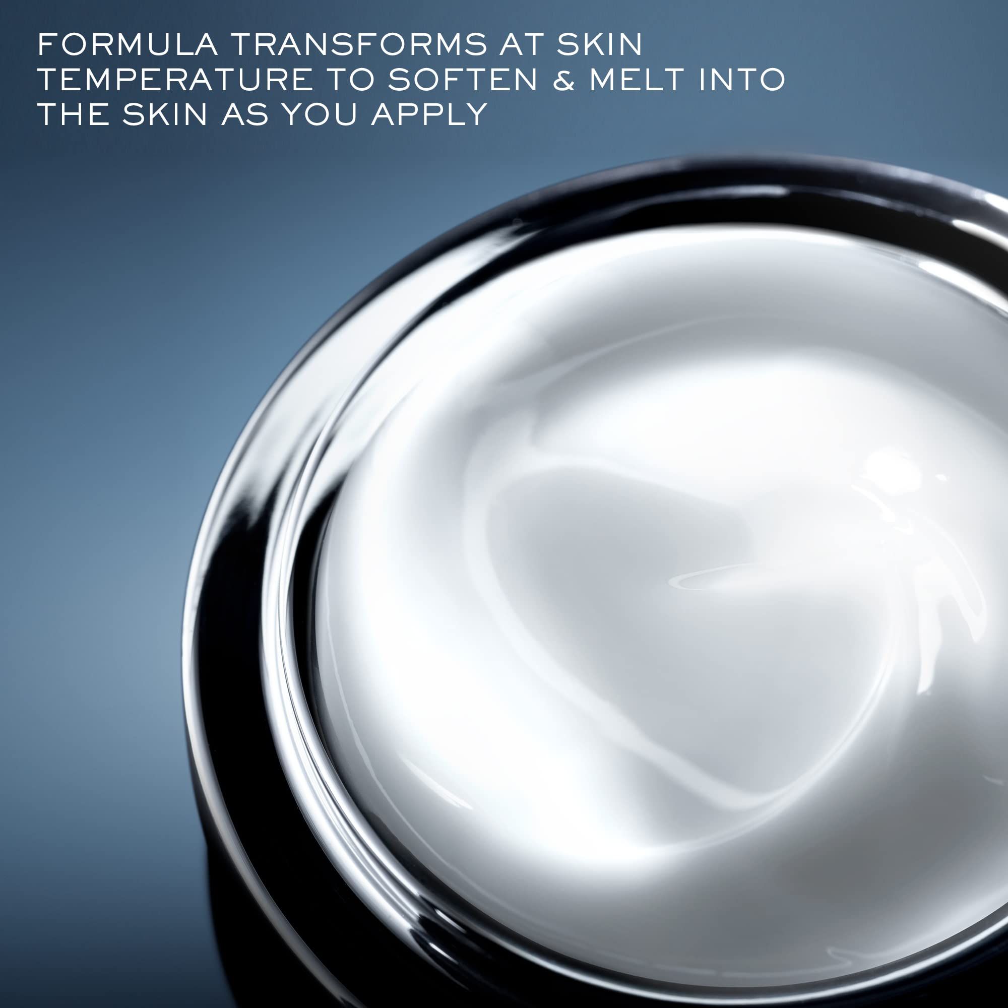 Nahaufnahme der Creme in einem Tiegel. Die Creme ist weiß und glänzend. Text: Formula transforms at skin temperature.