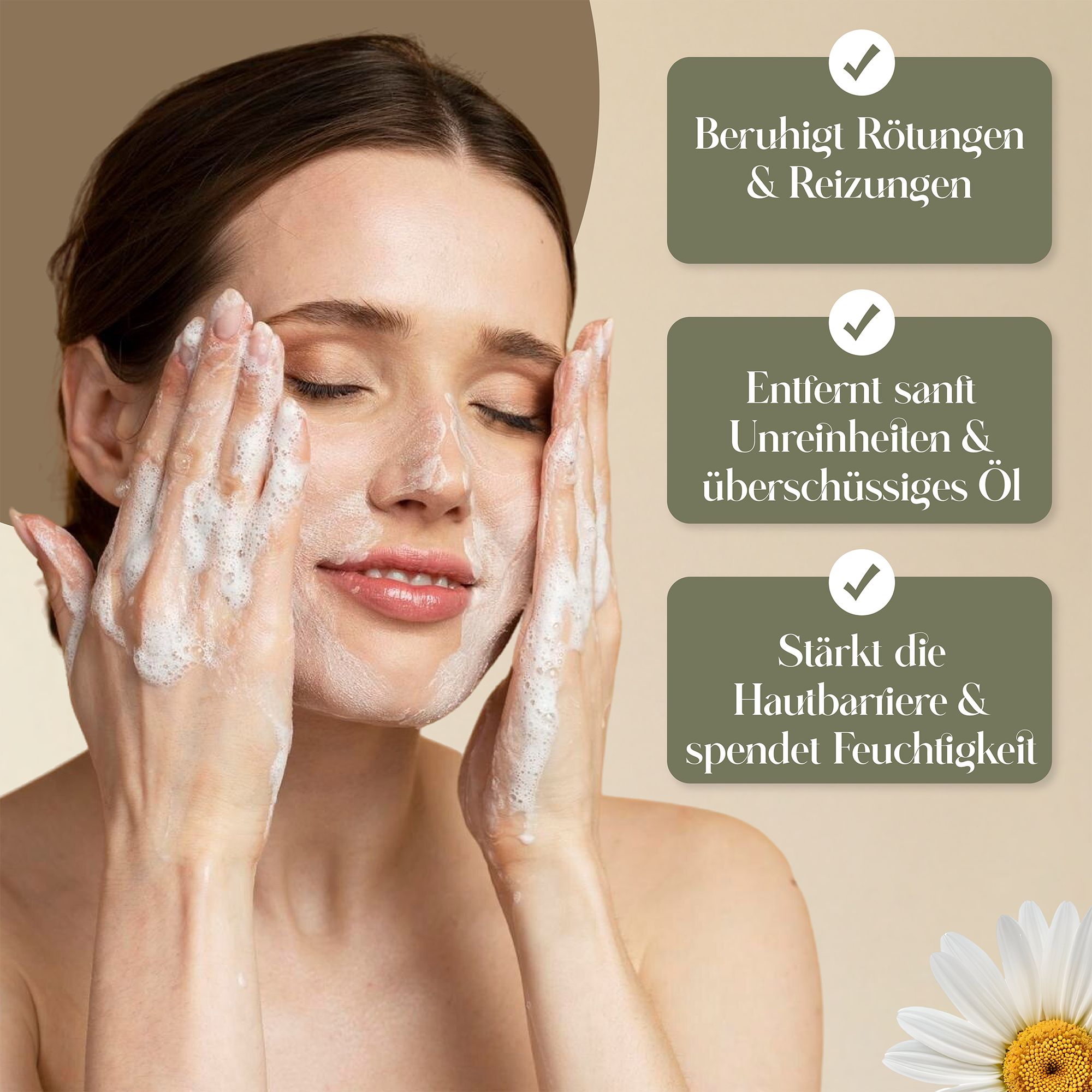 Frau wäscht Gesicht mit Reinigungsschaum. Text: Beruhigt Rötungen & Reizungen. Entfernt sanft Unreinheiten & überschüssiges Öl. Stärkt die Hautbarriere.