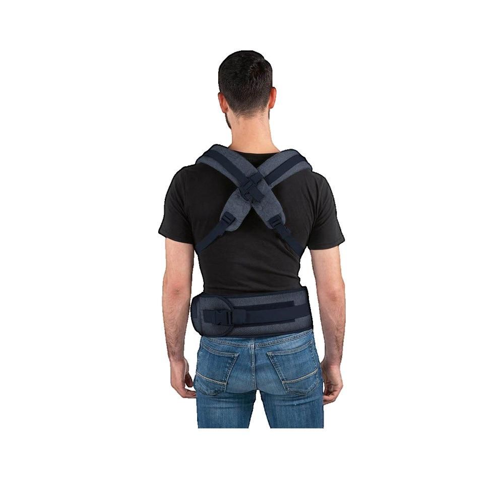 Rückansicht einer Person mit dunkelblauer Hüftsitz-Tragehilfe. Schultergurte überkreuzt, Hüftgurt geschlossen.