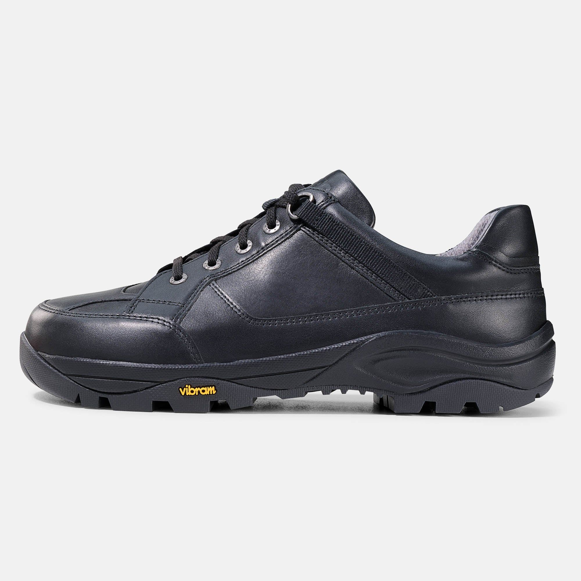 Schwarzer Leder-Schnürschuh mit Schnürung und Vibram-Sohle, Seitenansicht.