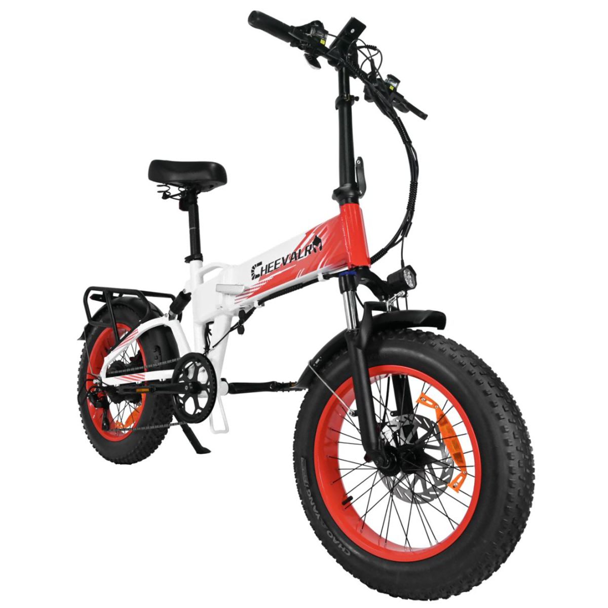 E-Bike mit roten Felgen. Weißes Rahmendesign mit roter Akzentfarbe. Schwarze Reifen und Sattel. Gepäckträger.