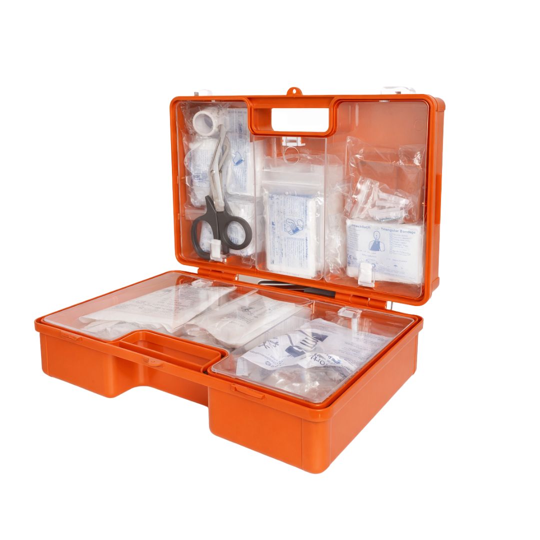 Geöffnete orange Erste-Hilfe-Koffer mit Inhalt. Schere, Verbandsmaterial, Pflaster, etc. sichtbar.