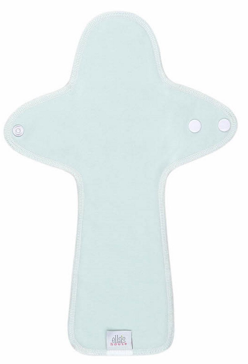 Hellblaues Stoff-Slipeinlage mit Flügeln und Druckknöpfen. Weißer Steppstich am Rand. Kleines Etikett mit Schriftzug.