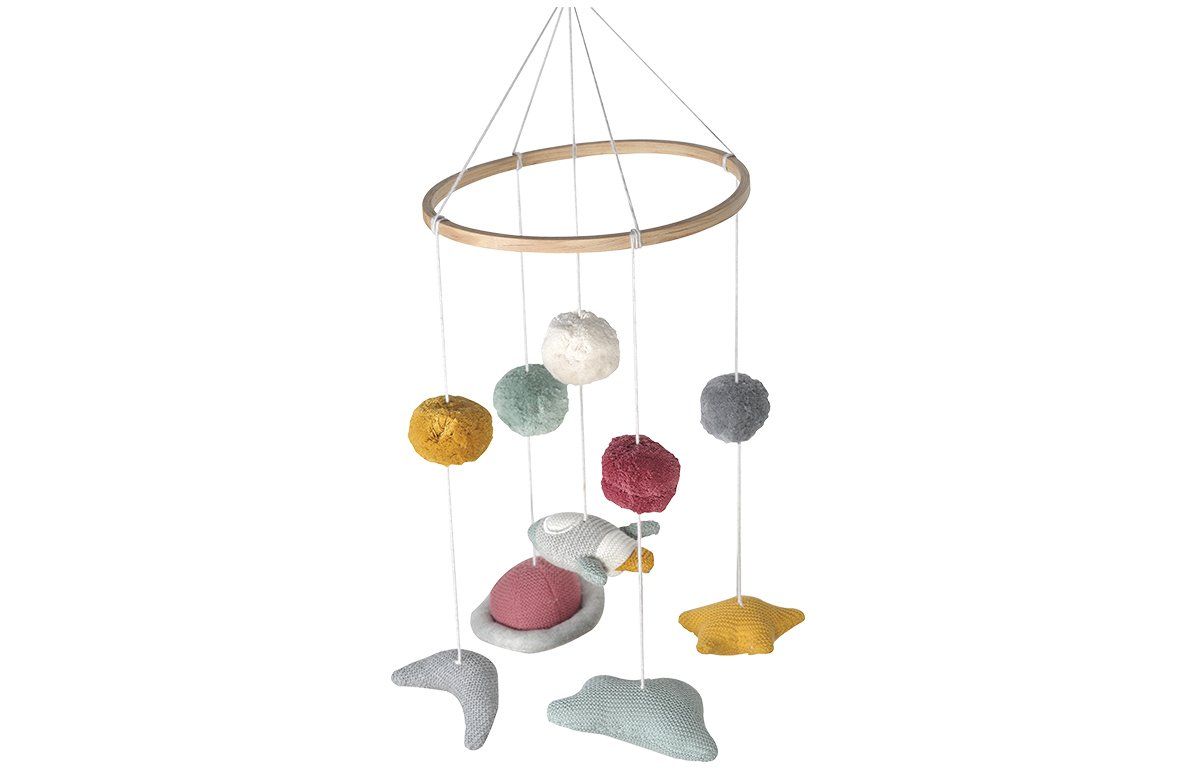 Mobile mit Holzring und bunten Elementen: Kugeln, Sterne und Planeten. Aufhängung an Fäden.