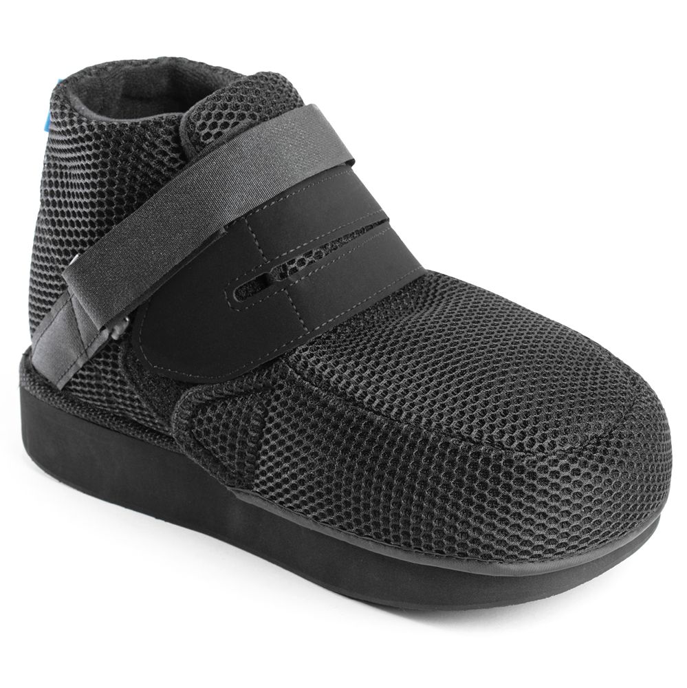 Schwarzer Verbandschuh mit Klettverschluss und Mesh-Obermaterial. Hoher Schaft, breite Sohle.