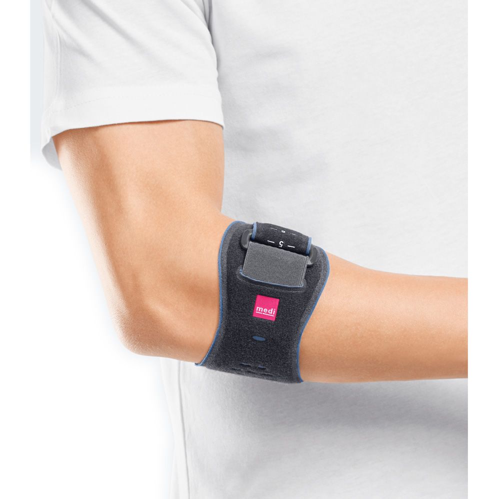 Ellenbogenbandage am Arm. Dunkelgrau mit Klettverschluss und Logo. Marke: medi.